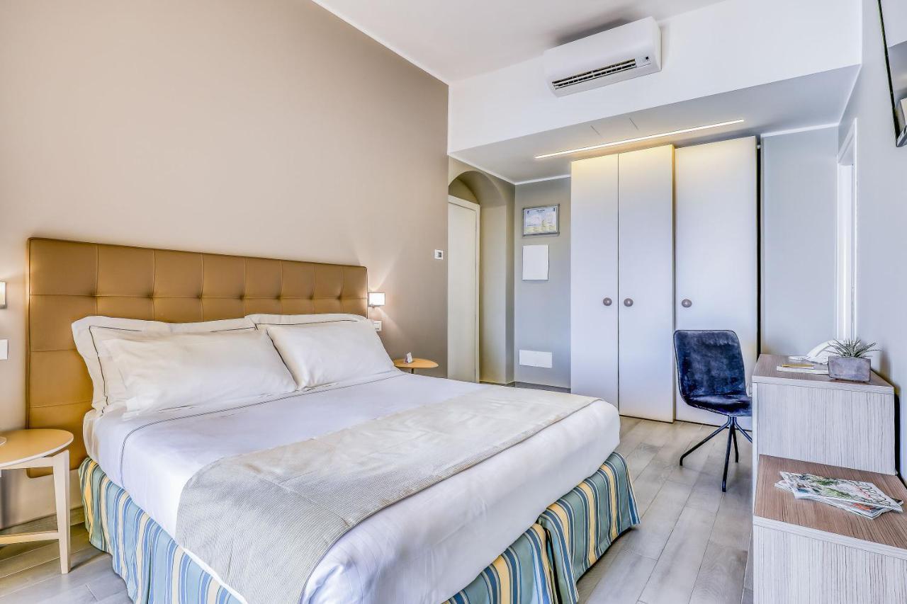Hotel Albatros วาริกอตติ ภายนอก รูปภาพ