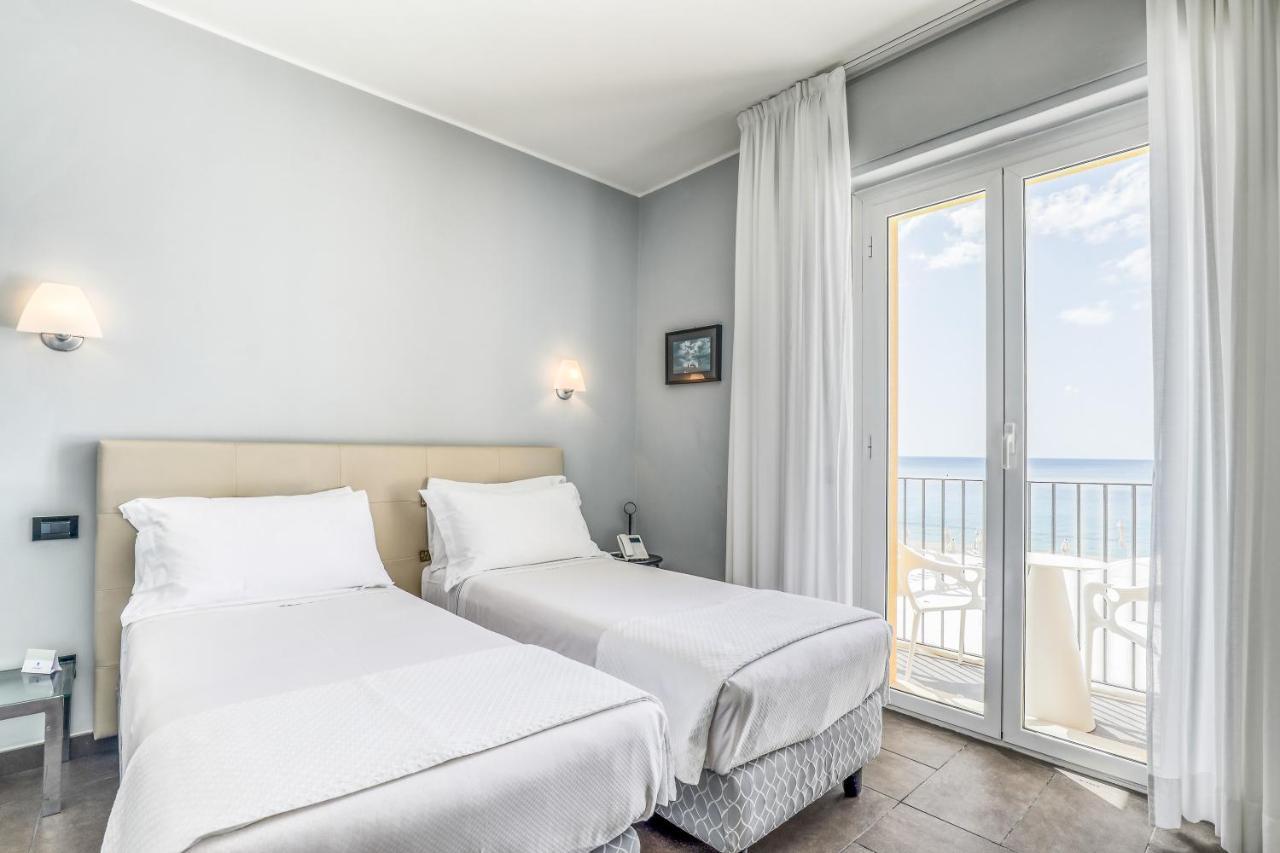 Hotel Albatros วาริกอตติ ภายนอก รูปภาพ