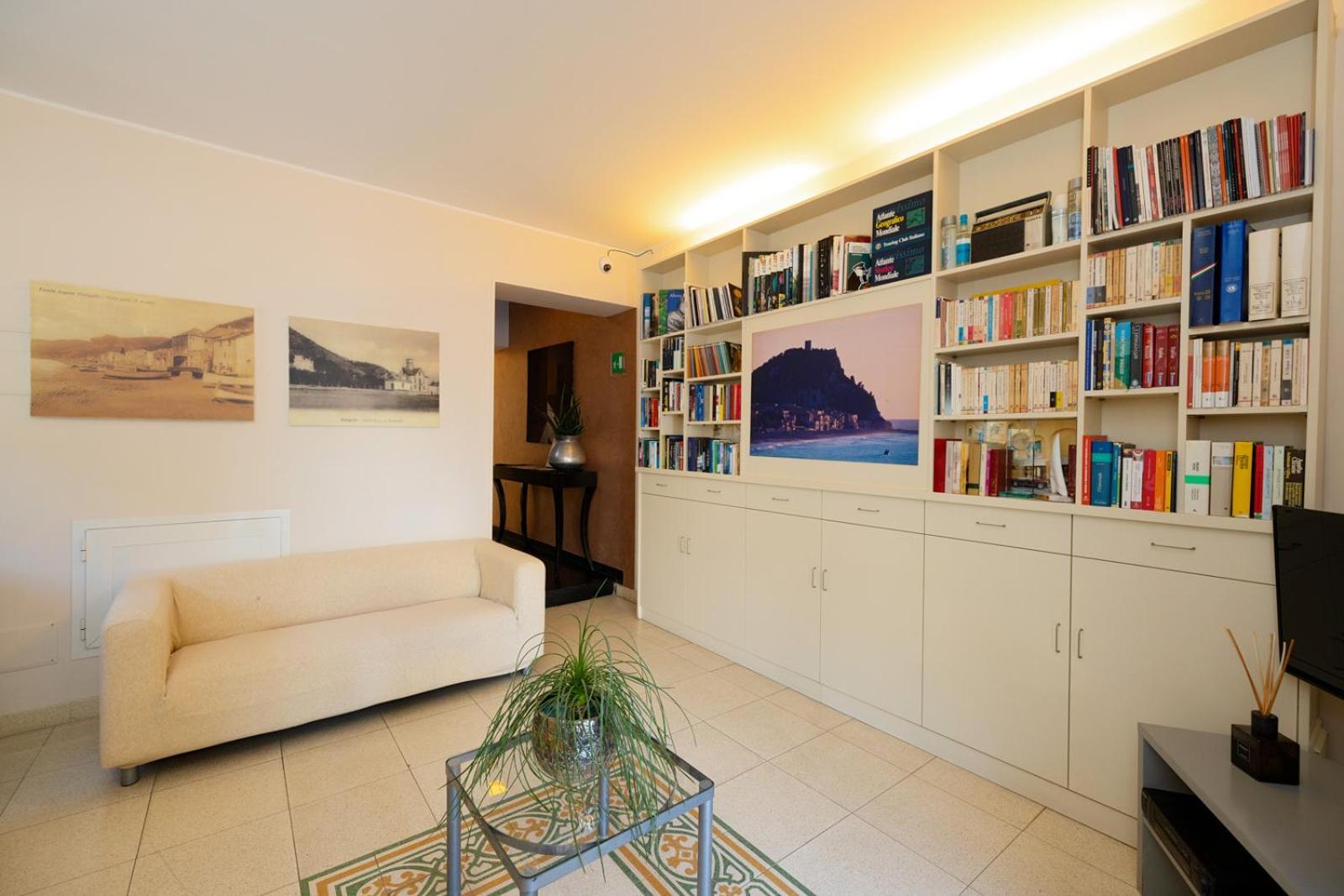 Hotel Albatros วาริกอตติ ภายนอก รูปภาพ